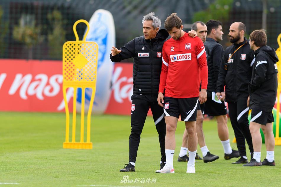 夕阳的余晖给训练场披上一层金纱，波兰队球员结束训练后向场边欢呼的球迷致意，这温馨一幕定格了大赛前的平静与期待。