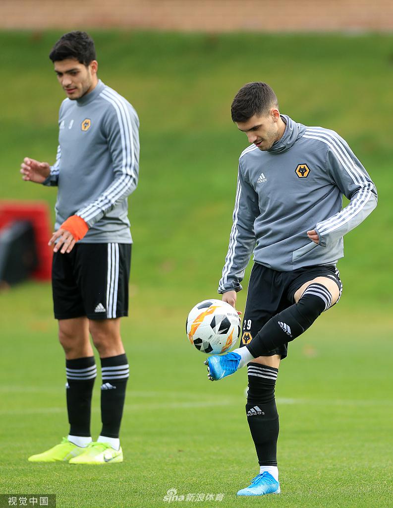 特写镜头下，一粒崭新的足球安静地放置在角旗区旁，草屑附着在球面上，它仿佛一位沉默的讲述者，静静等待着明日被全力踢出的那一刻。