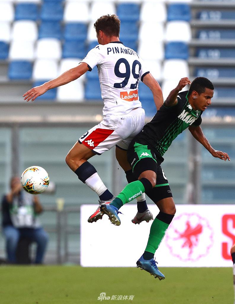 替补席上的球员们瞬间沸腾，大家高举双臂冲到场边，脸上的表情从紧张瞬间转换为狂喜，他们与场上的队友共同庆祝这粒精彩的进球。