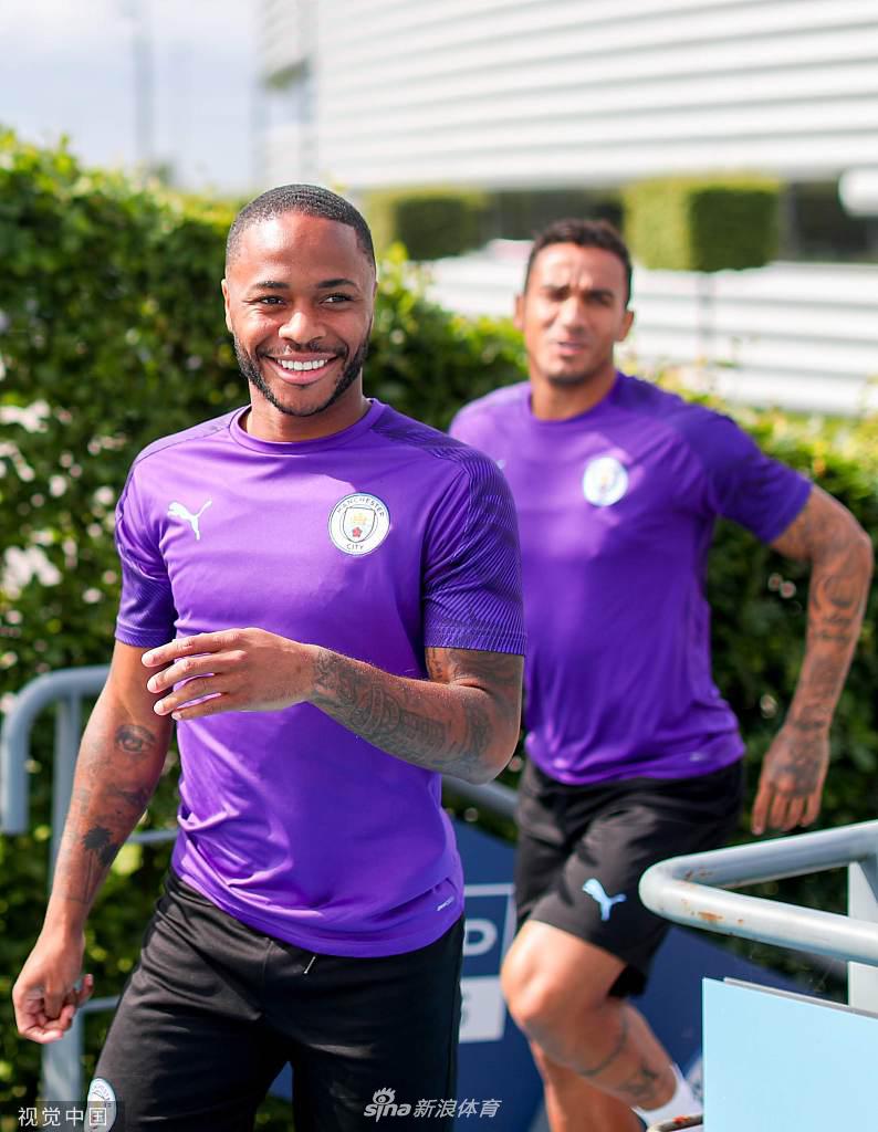 德布劳内眼神专注，一脚精准的传球划破训练场的空气，皮球如制导导弹般直奔队友脚下，展现出世界级中场的细腻脚法。