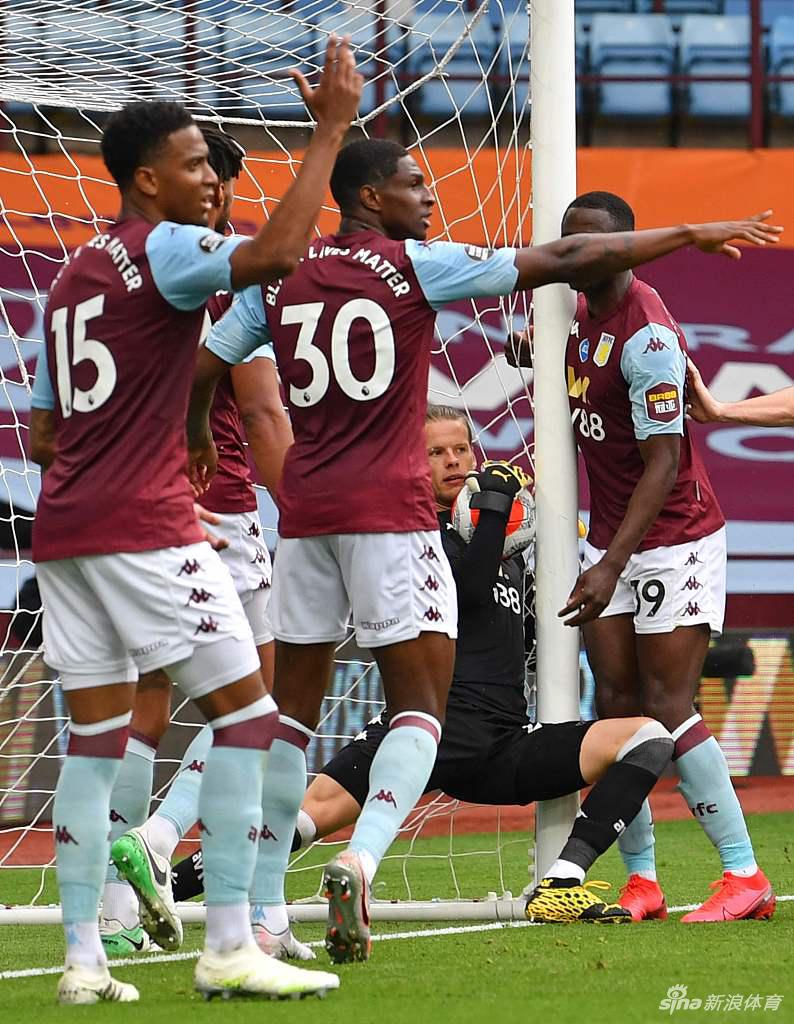 谢菲联门将迪恩·亨德森在己方半场目睹了这一切，他无奈地叉腰望向远方。这位从曼联租借而来的门将全场高接低挡，却没想到本方一个明显的进球会以这种方式被抹杀，他的背影显得既困惑又失落。