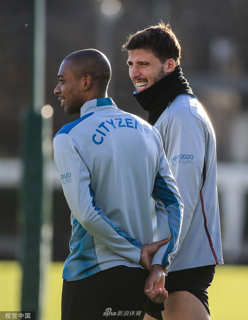 斯特林面带笑容进行带球练习，轻松氛围中透露着专注