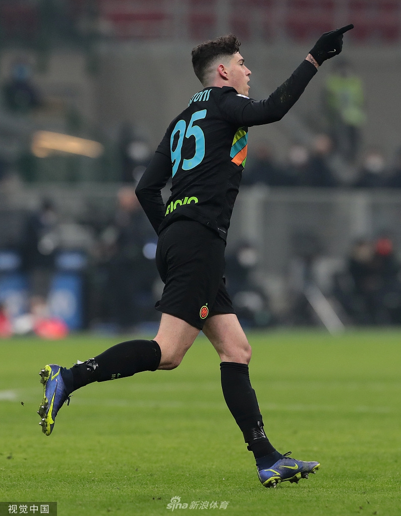 国米主帅小因扎吉在场边神情专注，不断挥手指挥球员跑位，运筹帷幄。