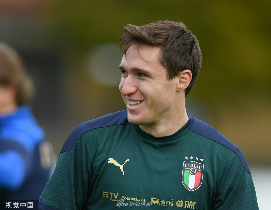 在正午的阳光下，小基耶萨神情专注地投入训练，他那坚毅的目光和帅气的侧脸仿佛在诉说着对胜利的无限渴望，蓝衣战袍在他身上显得格外挺拔。