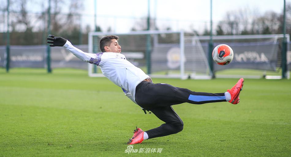 训练尾声，全队进行了小范围的攻防演练，球员们在标志盘间穿梭，每一次触球都带着明确的目的性，仿佛一场微型的战术博弈。