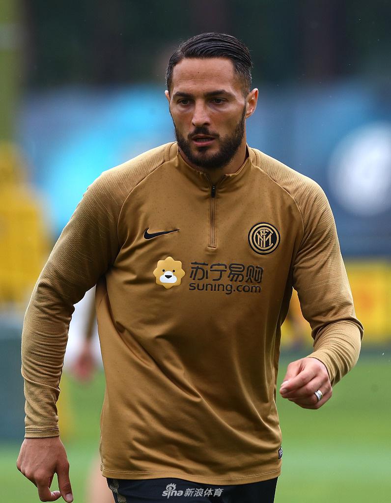 训练场上，丹布罗西奥以一记奋不顾身的飞身铲抢引爆全场，他滑行的轨迹在草皮上留下了一道勇气的印记，完美诠释了蓝黑军团的铁血防守。