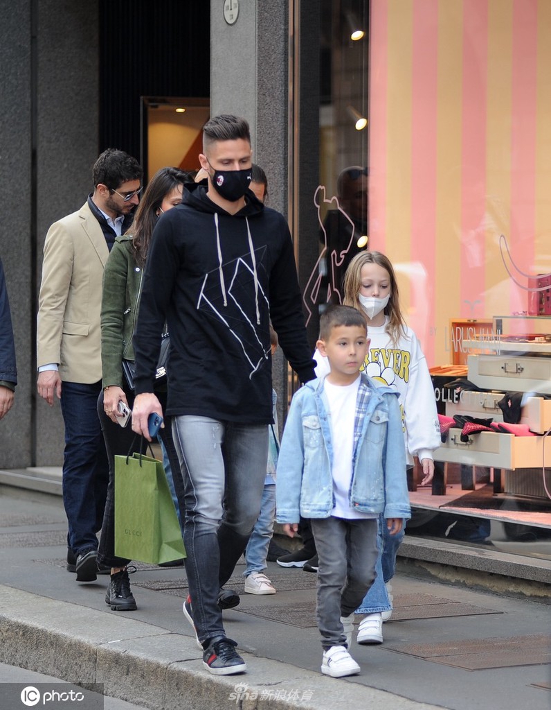 吉鲁单臂轻松抱起爱子，父子俩开怀大笑，温馨互动令人动容