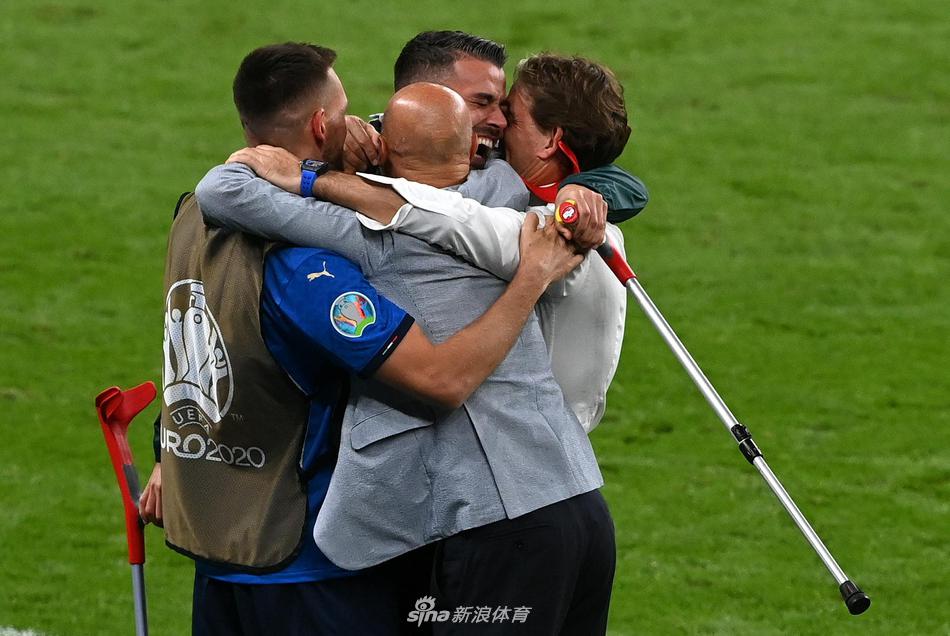 温布利的灯光下，斯皮纳佐拉将两根拐杖高高举向夜空，仿佛将它们化作了意大利队的翅膀。他左脚穿着厚重的保护靴，脸上却洋溢着比任何球员都要灿烂的笑容，正与队友忘情庆祝。