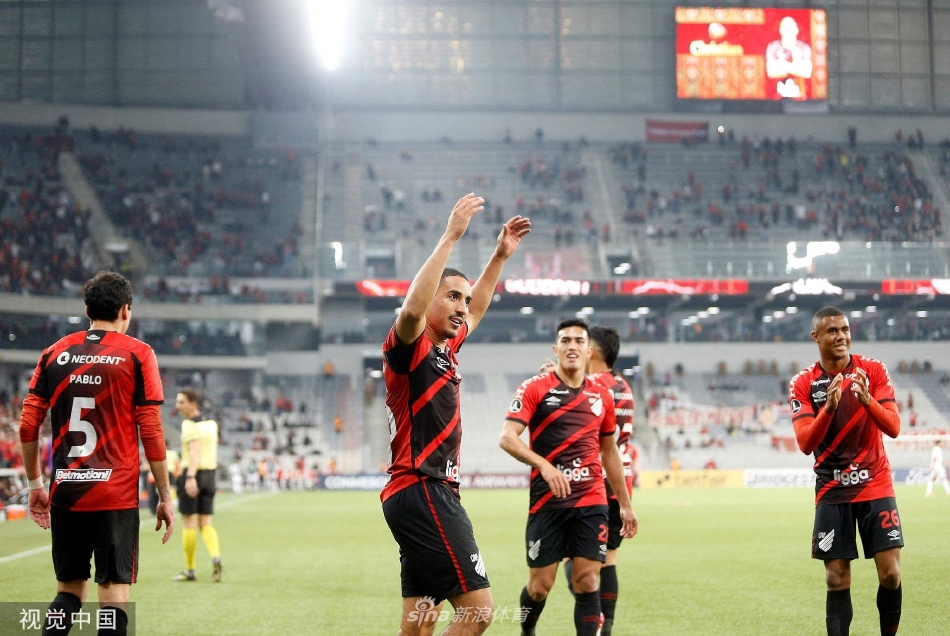 卡拉卡斯门将飞身鱼跃扑救，身体完全舒展如展翅雄鹰，手指尖端将皮球堪堪托出横梁，完成了一次世界级的精彩扑救。