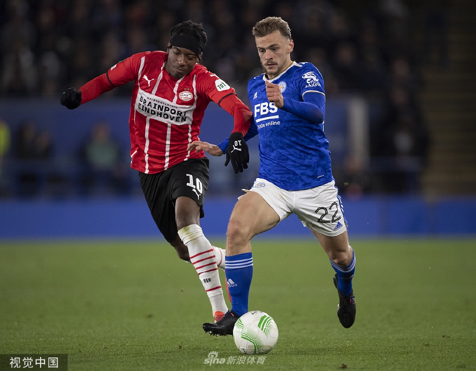 莱斯特城球员与埃因霍温球员在开场后于中场区域激烈拼抢，双方身体对抗激烈，比赛从一开始就充满张力