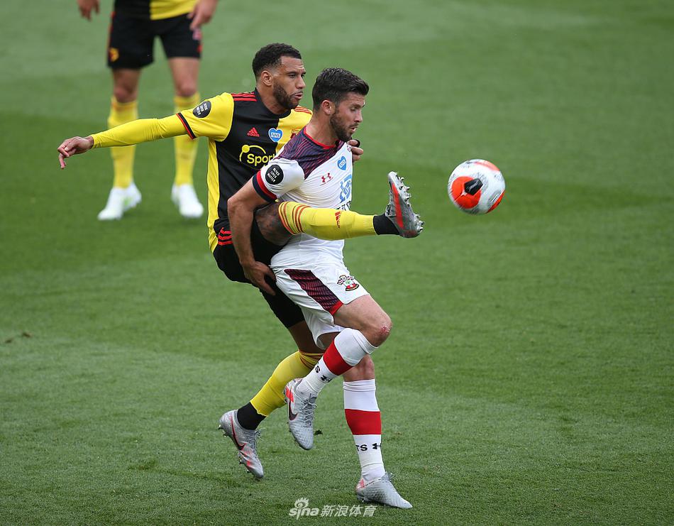 南安普顿射手丹尼-英斯弯弓搭箭，做出标志性的庆祝动作，队友们纷纷跑来向他致敬