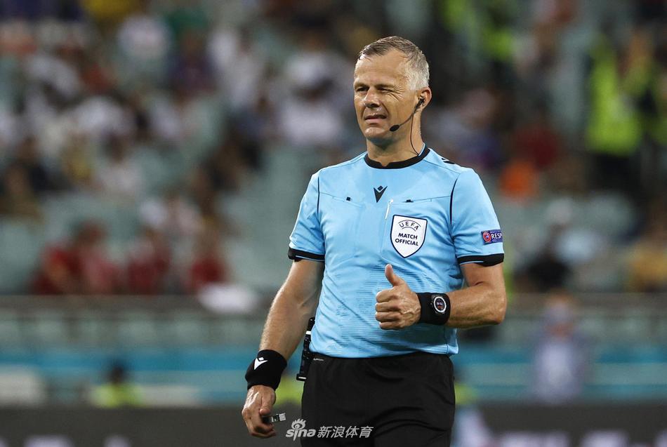 温布利大球场的草坪上，库伊佩斯正在通过耳机与助理裁判沟通，确保每一个判罚细节都万无一失。