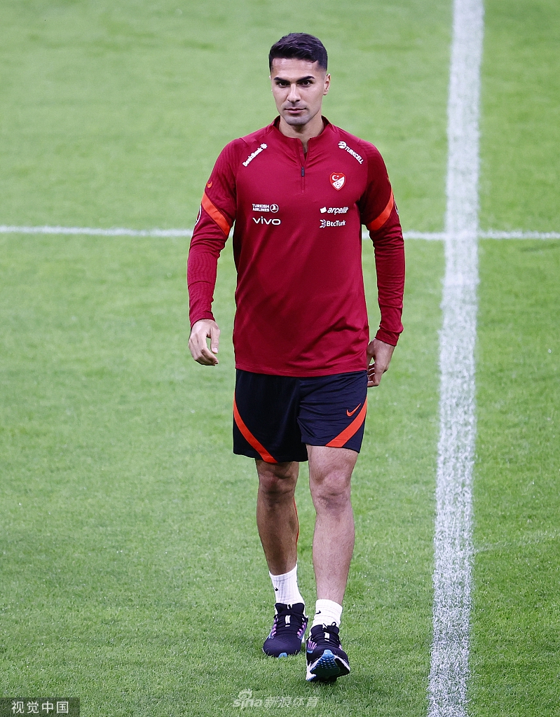 恰尔汗奥卢在训练中露出了轻松的笑容，仿佛将大战的压力抛诸脑后，这份从容或许正是球队最需要的定心丸。