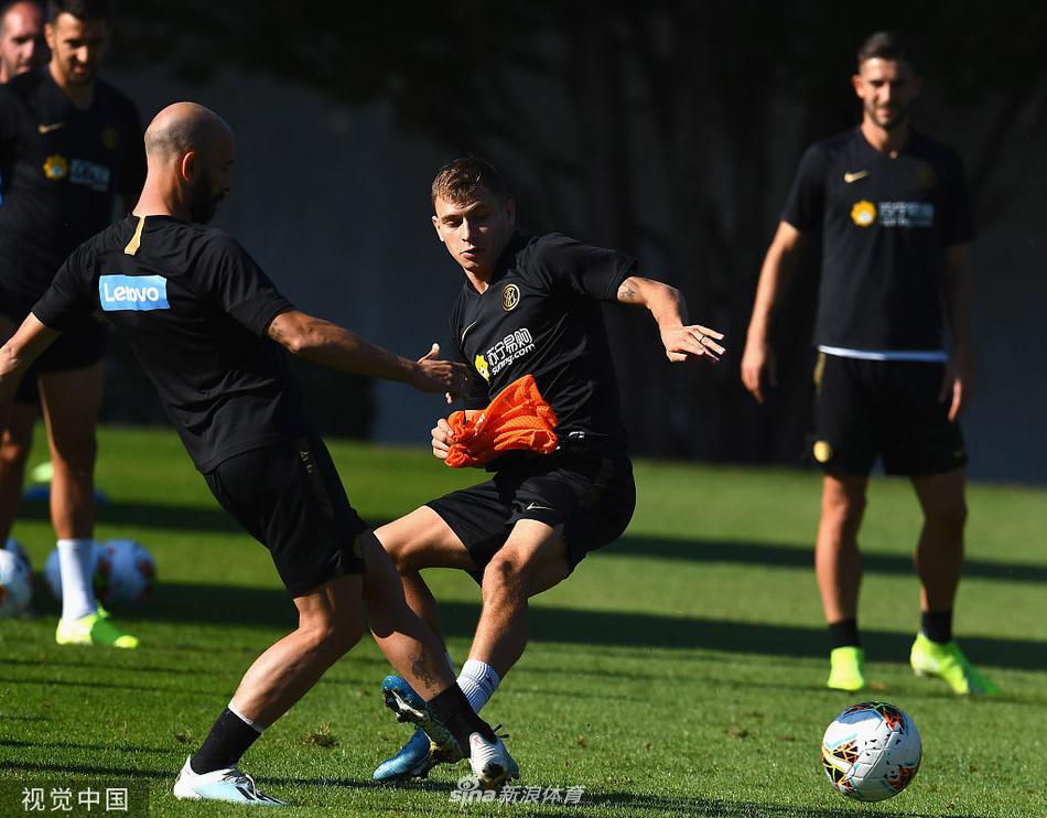 训练接近尾声，全体球员围成一圈相互鼓劲，队长汉达诺维奇站在圆心拍掌激励队友，新援卢卡库和什克里尼亚尔眼神坚毅充满斗志