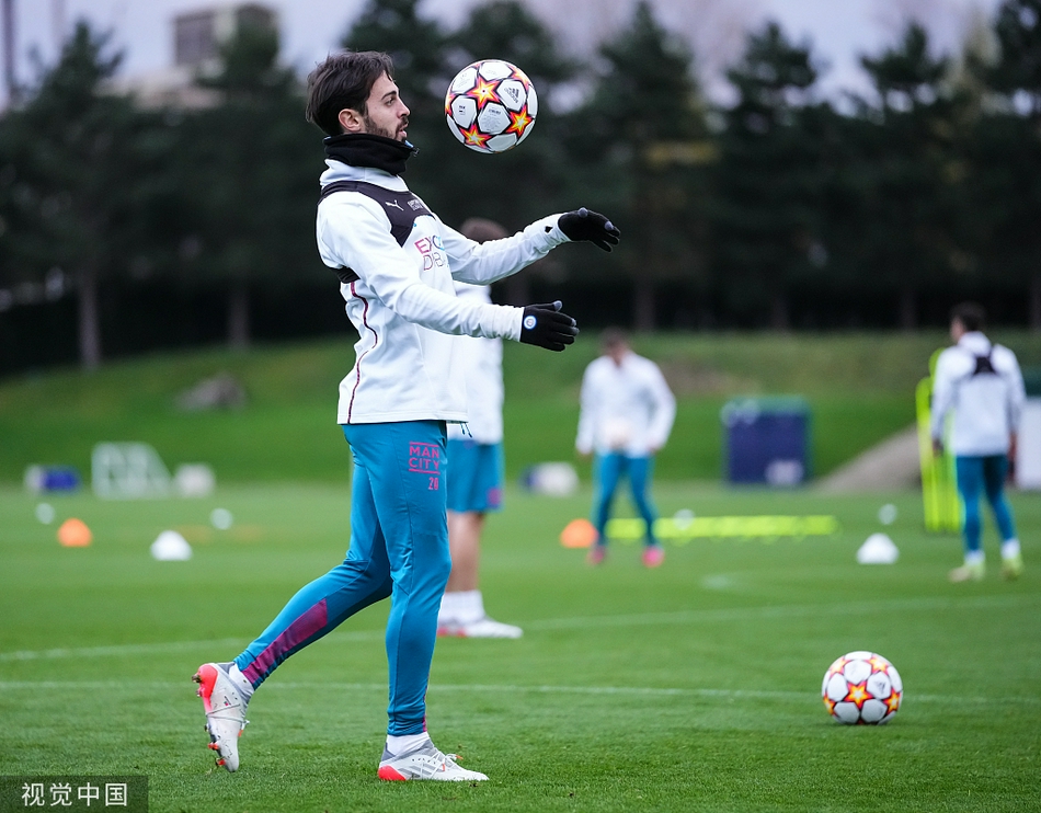 在凛冽的寒风中，曼城众将围成一圈，仿佛正聆听主帅的终极密令，眼神中燃烧着对胜利的渴望。