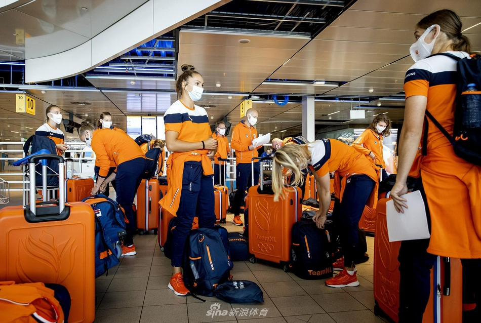 核心球员风采尽显，米德马与队友们手推行李并肩前行，举手投足间流露出世界级球星的自信与从容，她们是这支年轻队伍冲击奥运奖牌的坚实保障。