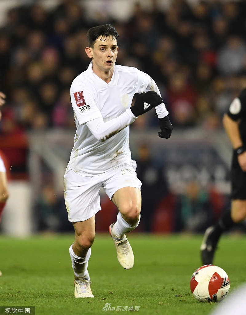 比赛结束后，双方球员截然不同的情绪对比：森林队员欢呼雀跃，枪手将士黯然神伤