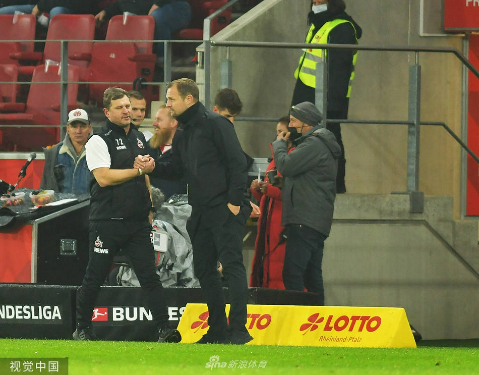 图片描述：科隆球员厄兹詹头球破门后激情庆祝，队友们纷纷围拢上来。