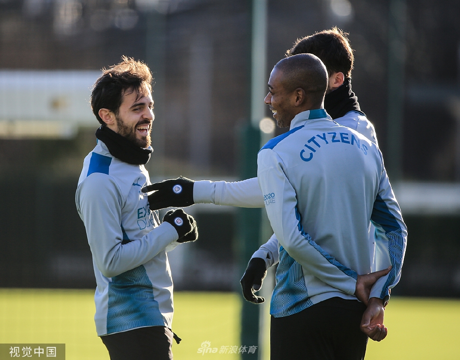 曼城众将进行高强度分组对抗，绿茵场上演攻防转换的速度与激情