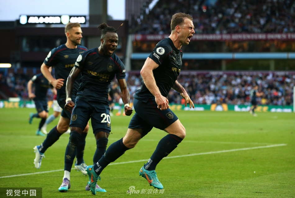 阿斯顿维拉前锋在伯恩利禁区前沿起脚劲射，足球如出膛炮弹般飞向球门，对方后卫飞身封堵，场面惊心动魄。