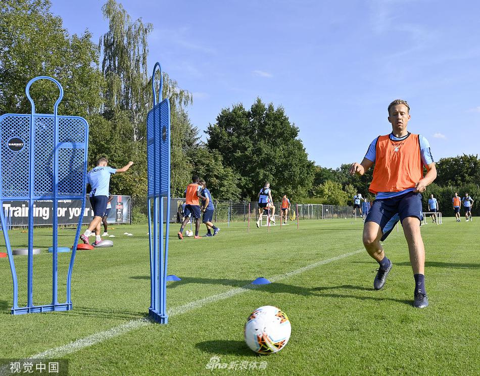 因莫比莱接队友直塞后形成单刀，他冷静推射远角，皮球应声入网，训练场边顿时响起教练组的掌声。