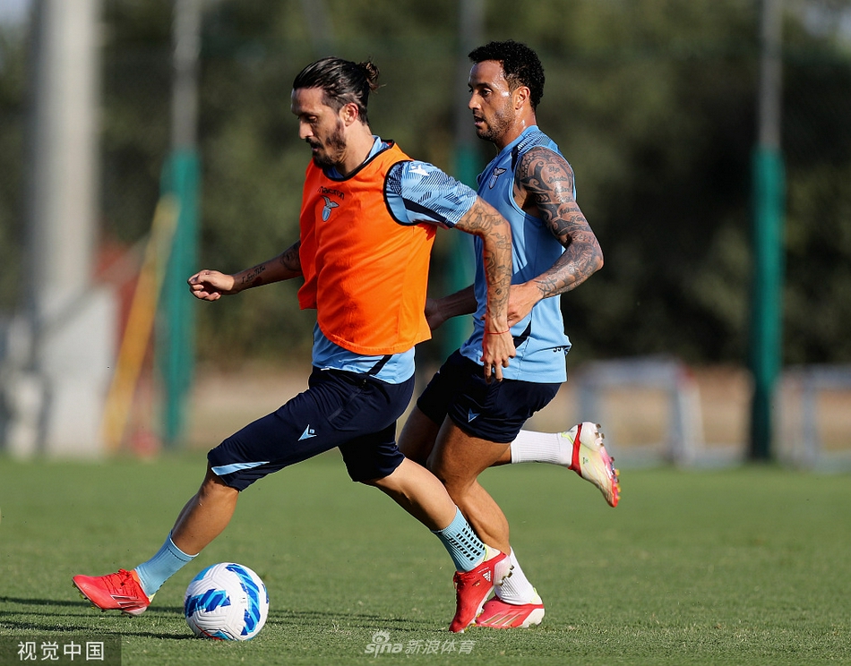 在分组对抗中，西班牙老将佩德罗用他灵动的跑位撕开了防线，队友心有灵犀送出一记精准直塞，这一刻，训练的默契仿佛化作了赛场上的致命一击。