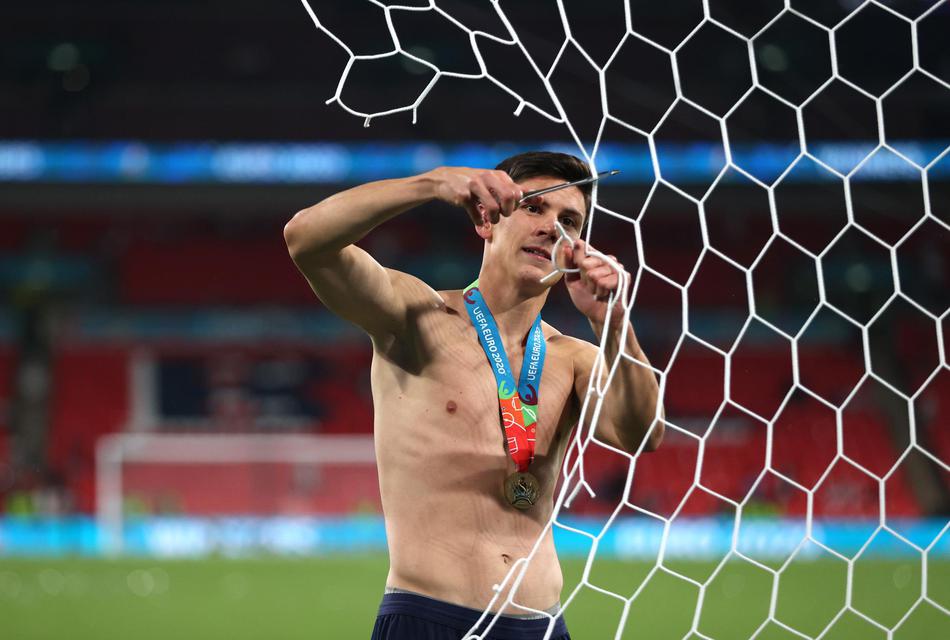 在终场哨声吹响的刹那，多名意大利队员忘情地簇拥到球门后方，他们小心翼翼地将白色的球网剪下，这一方小小的方格，即将漂洋过海，成为亚平宁半岛上最珍贵的足球圣物。