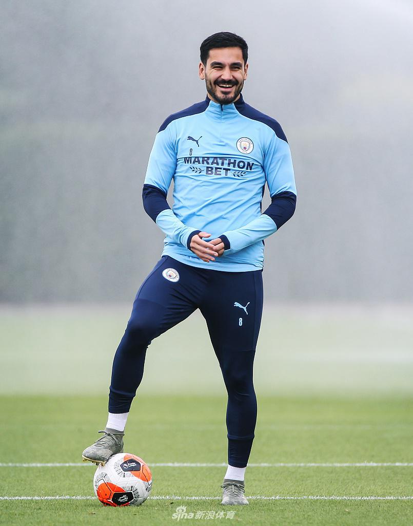 教练组在场边密切关注，随时准备对训练进行指导