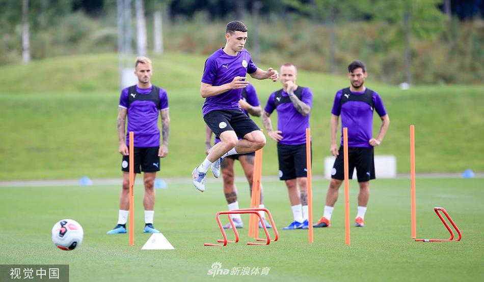 训练结束后，沃克与贝尔纳多·席尔瓦并肩走向场边，两人轻松交谈，良好的队内氛围是曼城冲击新赛季荣誉的隐形力量。