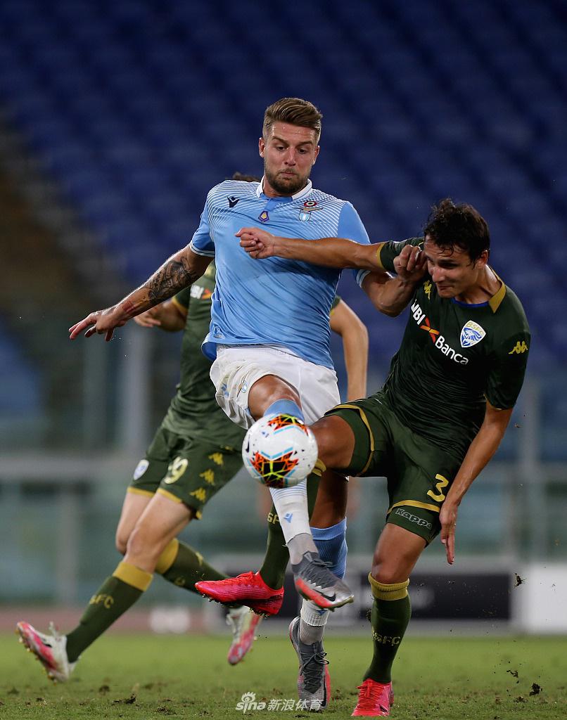 拉齐奥的锋线尖刀因莫比莱在禁区内腾空而起，以一记强有力的头槌攻门，皮球呼啸着飞向球门，展现了其作为顶级射门的全面能力。