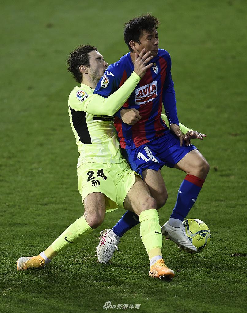 完成绝杀的苏亚雷斯被队友们团团围住，他们是这个夜晚最欢乐的一群人，所有球员的脸上都洋溢着胜利的喜悦和对苏亚雷斯的敬佩。