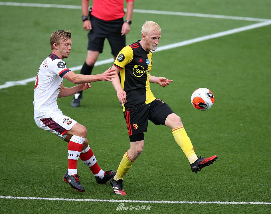 沃德-普劳斯主罚任意球瞬间，皮球划出完美弧线直奔死角，沃特福德门将福斯特望球兴叹