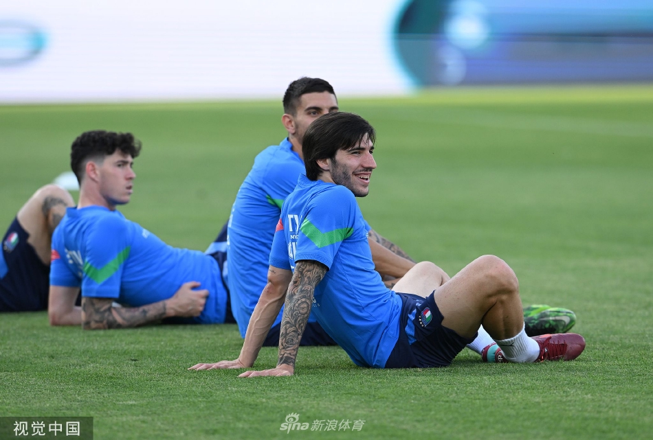 阳光下的训练课，曼奇尼面带微笑，轻松地与助理教练交谈，展现出在严峻挑战下难得的从容与乐观。