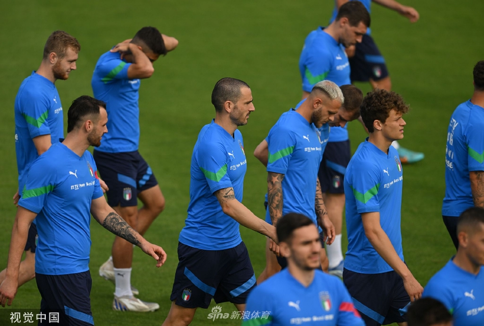 曼奇尼与教练组神情专注，在场边细致部署战术，阳光将他们的身影拉长，投射在绿茵场上。