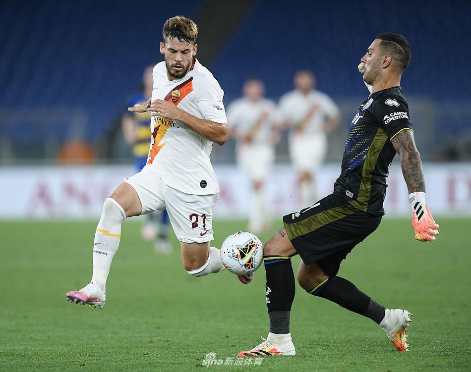 帕尔马前锋热尔维尼奥带球突破瞬间，他面前是罗马后卫严阵以待的防守，科特迪瓦人标志性的盘带和速度在这场比赛中依然是罗马防线的心腹大患。