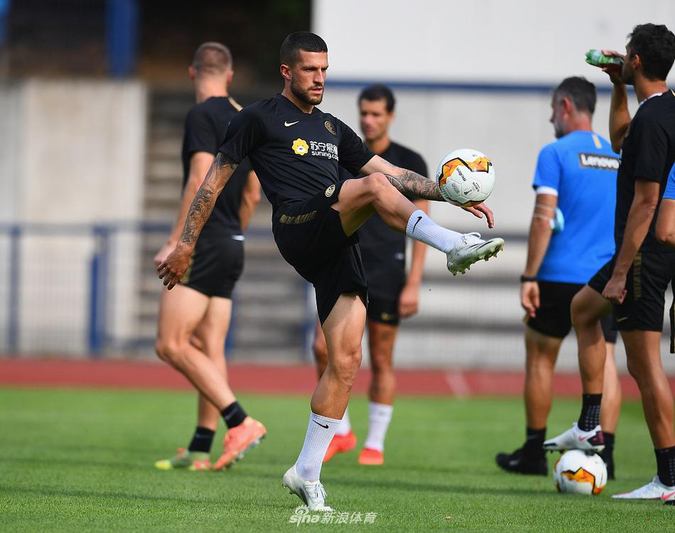 孔蒂神情专注地为弟子们布置战术板，他的双手在空中比划着，试图将复杂的战术思路清晰地刻入每一名球员的脑海中。