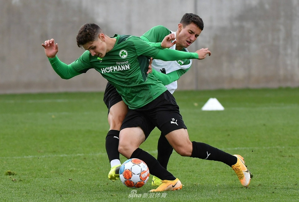 菲尔特门将布尔歇特在训练中飞身侧扑，指尖将皮球托出横梁，他的反应迅速，是全队防守的最后一道可靠屏障