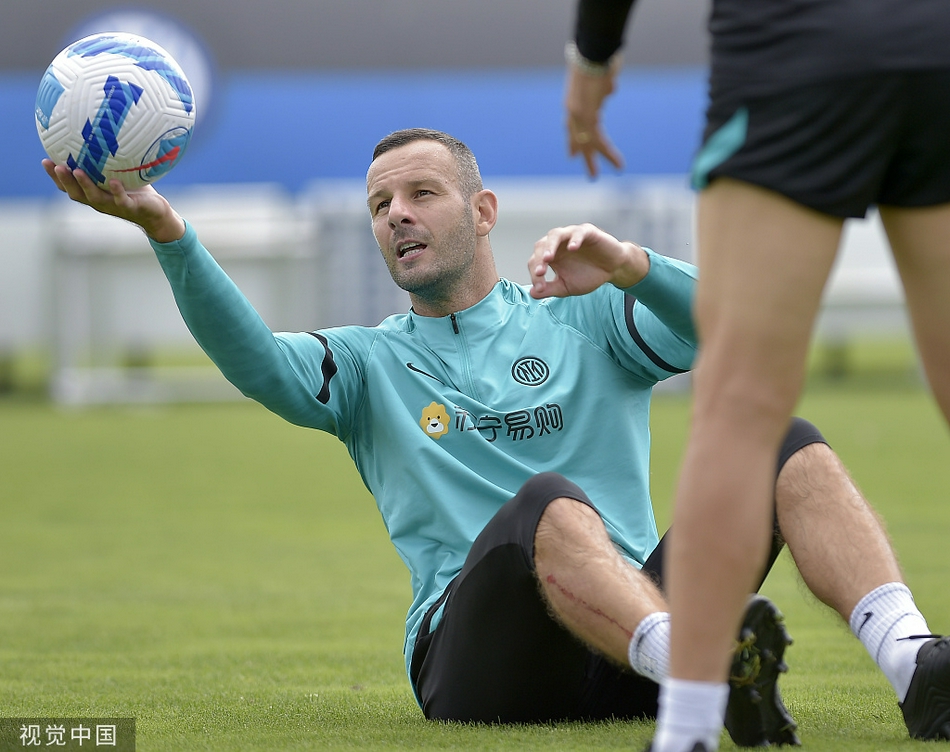 新援邓弗里斯首次参与合练便展现出极强的冲击力，他在边路的高速插上让防守球员难以招架，这无疑将是国米新赛季的边路利刃。