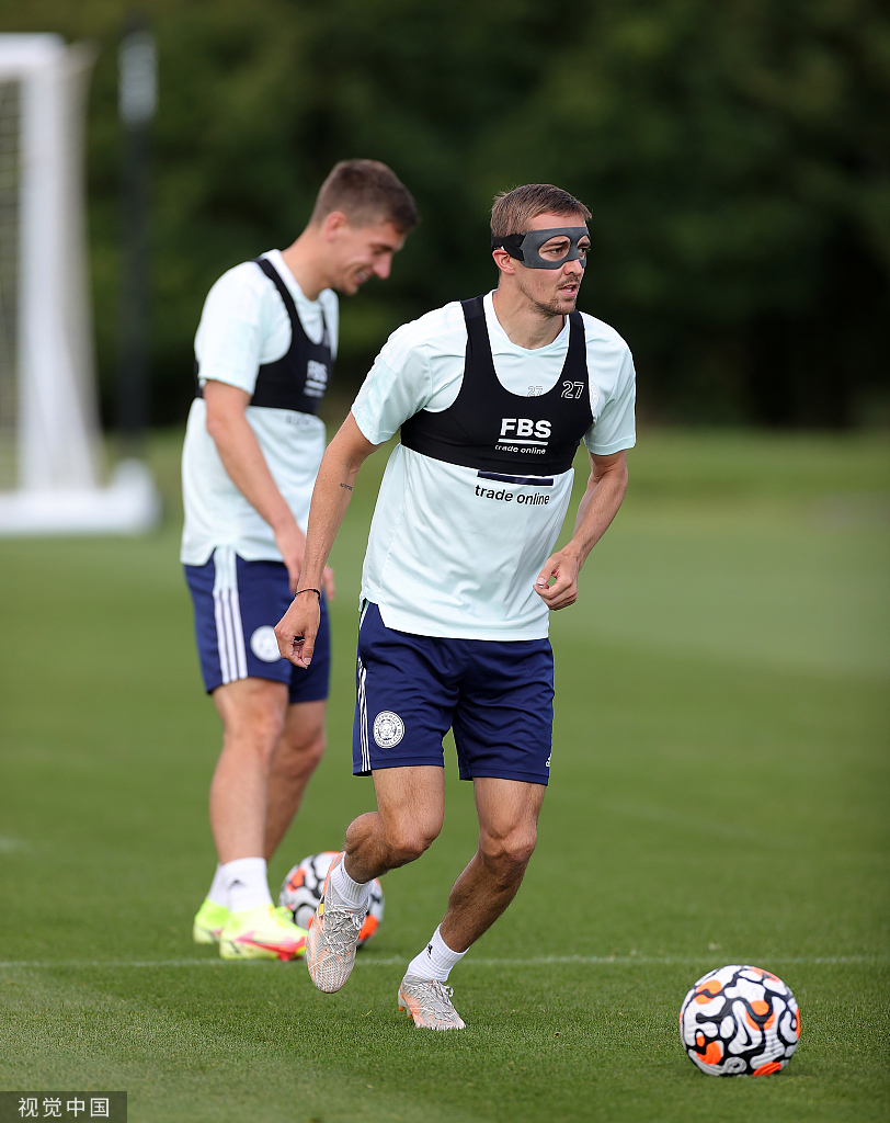 小将麦卡蒂尔在逼抢中毫不畏惧，眼神坚毅地盯着球，展现出了蓝狐青训营出品的硬朗作风。