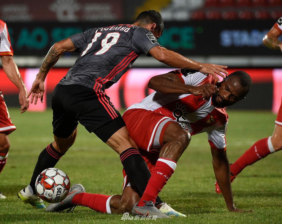 艾维斯球员在丢球后神情沮丧地弯腰喘息，而本菲卡球员则在一旁握拳庆祝，一方是降级后的疲惫与失落，另一方是强队胜利后的昂扬，情感对比直击人心。