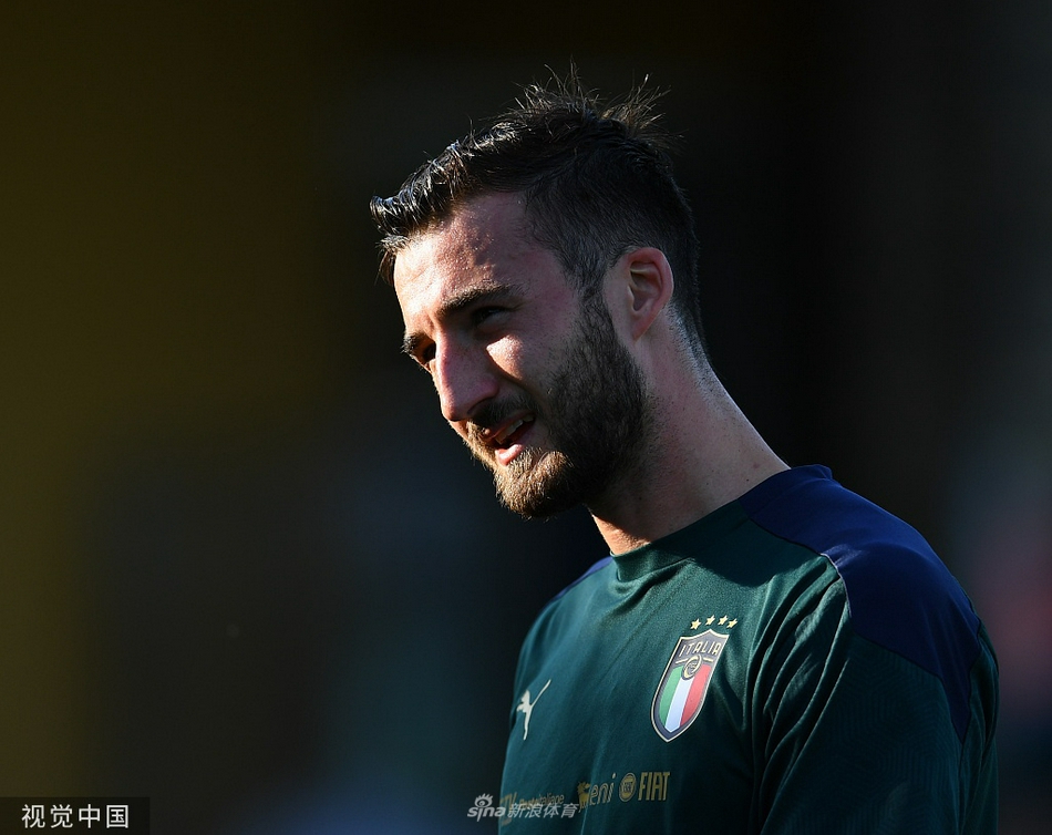 曼奇尼在场边亲自指导弟子，他的战术板写满了对决赛的部署，这位将意大利足球改造为攻势足球的大师正运筹帷幄