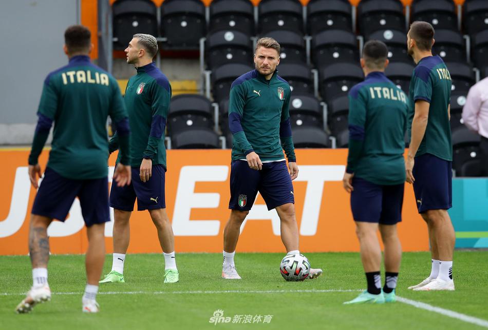 维拉蒂在训练中施展轻巧的拉球过人，皮球仿佛黏在他的脚下。他的每一个假动作都充满迷惑性，在灯光的照射下，宛如在球场上跳起优雅的华尔兹，准备在明日的中场指挥调度。