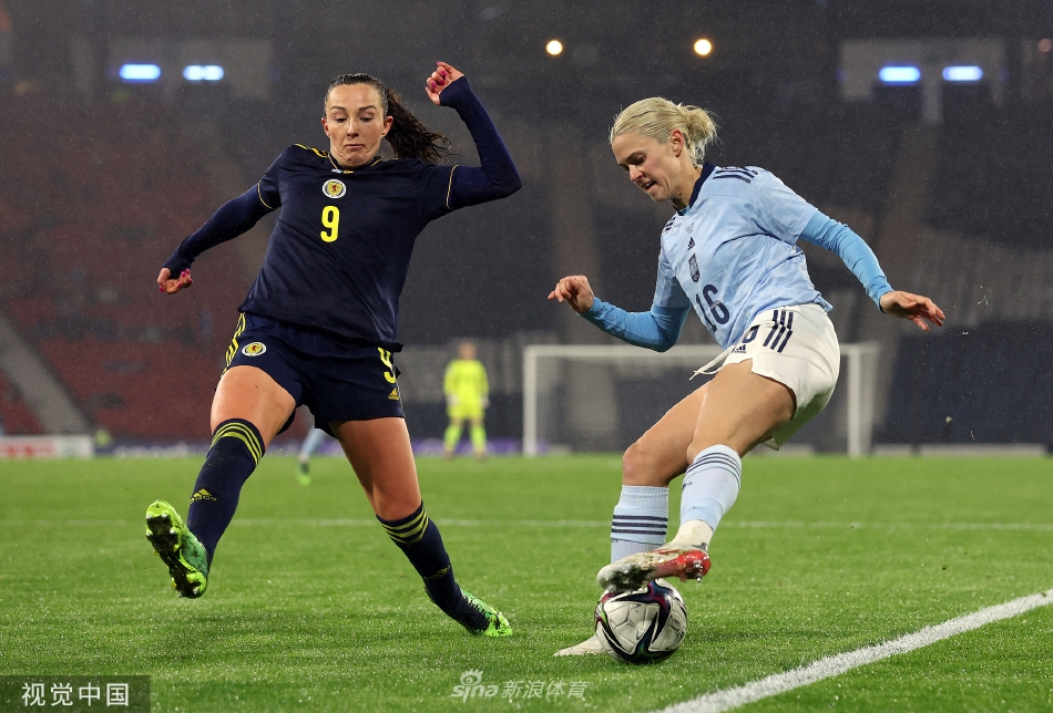 苏格兰女足门将飞身侧扑，奋力挡出西班牙队一记势在必得的劲射