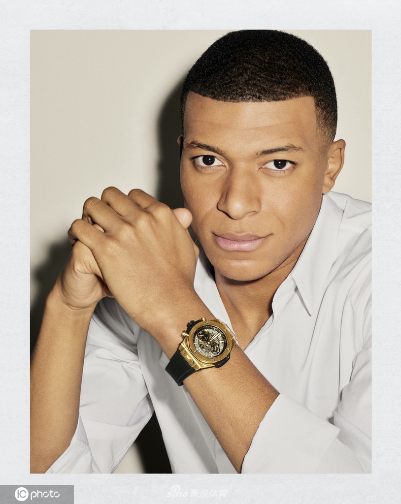 在黑白光影的勾勒下，姆巴佩倚靠于墙边，姿态放松却不失力量感，宇舶腕表的精密表壳细节在侧光下清晰可见，完美融合了运动活力与经典优雅。