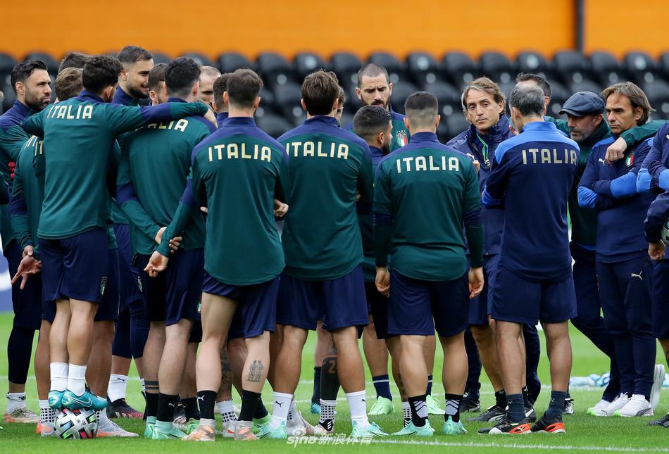 夕阳西下，温布利大球场的轮廓在暮色中显得愈发庄严。意大利球员们的身影在绿茵场上拉得很长，他们结束了一天的苦练，带着对明晚比赛的憧憬，走向通往更衣室的道路。