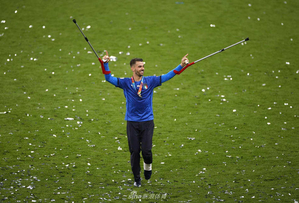 队友们将斯皮纳佐拉簇拥在中间，大家紧紧相依，对着镜头欢呼。斯皮纳佐拉的双拐成了最特别的“道具”，一支被队友热情地搂着，如同簇拥着凯旋的英雄。他的笑容里没有一丝阴霾，只有纯粹的喜悦和自豪。