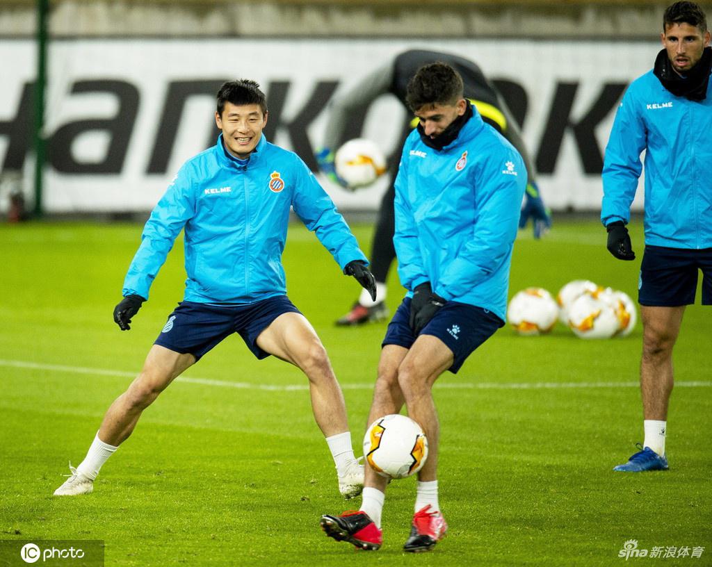 训练结束后，武磊与队友卡莱里并肩走向场边，两人边走边比划着讨论战术配合，夕阳的余晖拉长了他们默契的身影。