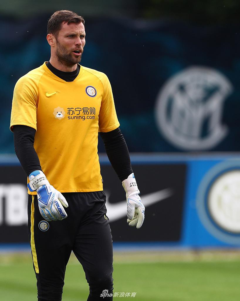 孔蒂在场边激情指挥，手臂在空中划出有力的弧线，为弟子们灌输必胜的信念