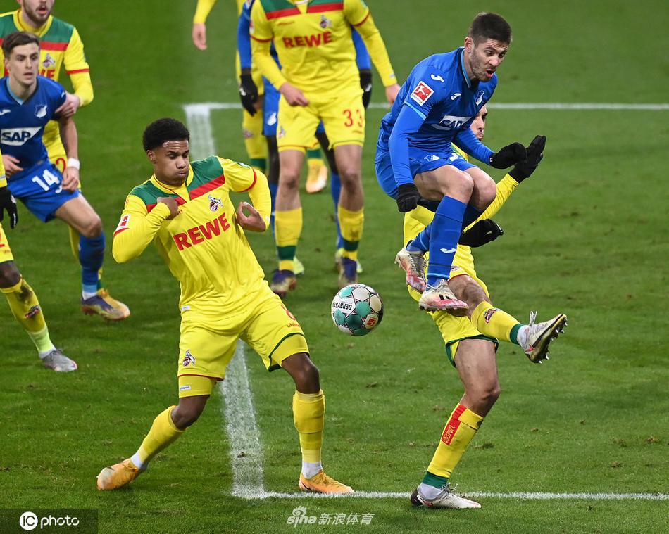 辛斯海姆冬夜的莱茵-内卡竞技场被璀璨灯光照亮，看台上虽有空位，但霍芬海姆死忠球迷区的旗帜仍在寒风中烈烈飘扬，为场上的球员们注入着无声的力量。