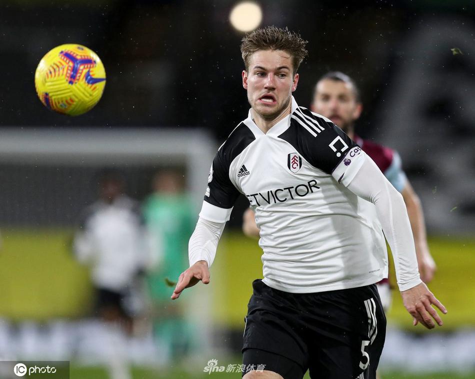 富勒姆后卫奋力跃起头球解围，伯恩利前锋在他身后试图干扰，皮球在空中划出弧线，门前风声鹤唳